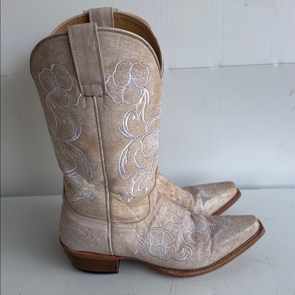 Shyanne Women's Lasy Floral Embroidered Distressed Western Boots Snip Toe Size 9 View 4